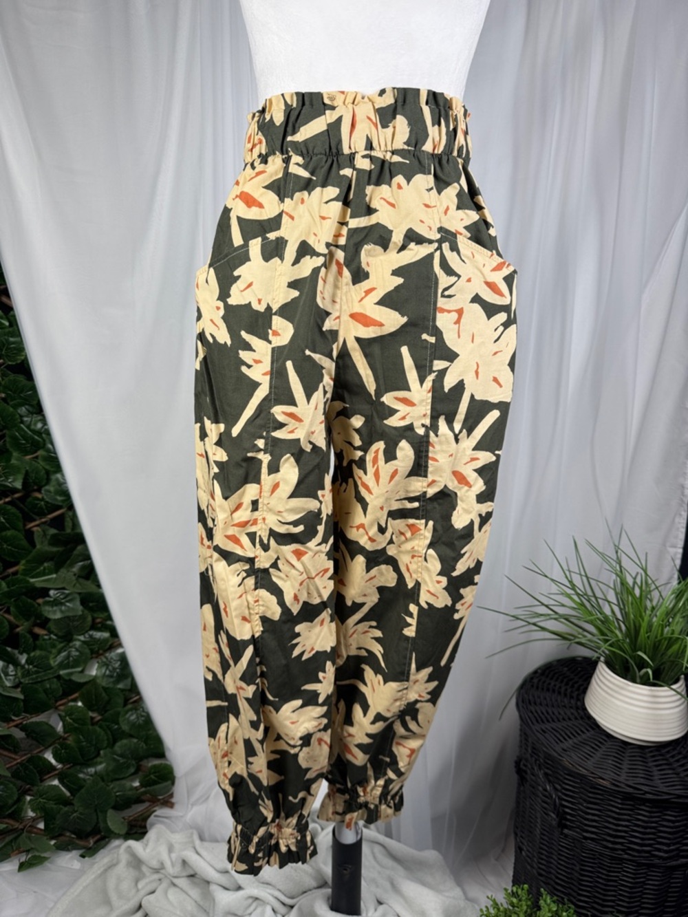 Women’s Black Floral High-Waist Elastic Jogger Pants